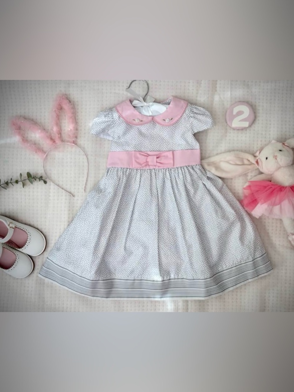 Beautiful dress with a Peter Pan collar and delicate embroidery.
Vintage.